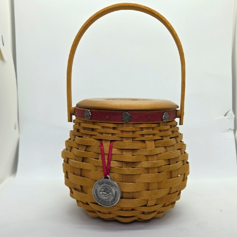 Longaberger 2004 Sweetheart   Woven Basket With Handle.